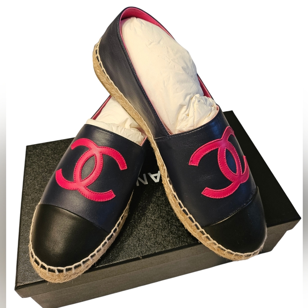 ❌️SOLD❌️CHANEL Navy Pink Lambskin CC Logo Espadrilles Size 40 EUC - Picture 1 of 15